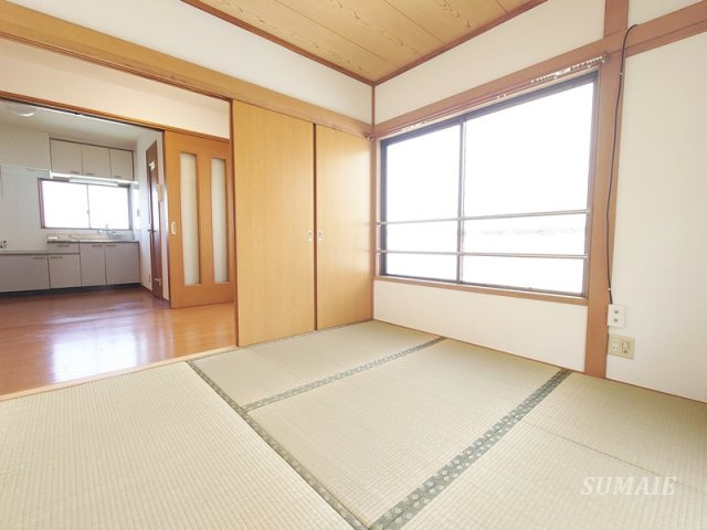 高砂マンションの和室|窓側からのアングルです☆