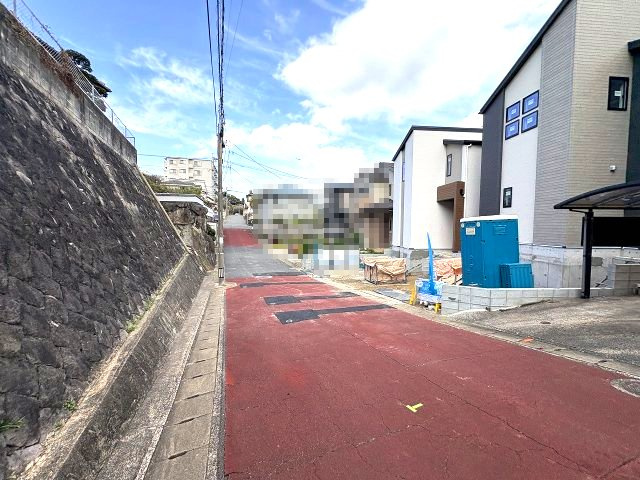 【その他】 | 福岡市南区寺塚2丁目1期　1号棟（全2棟）【仲介手数料無料・0円】 | 現地写真。前面道路です。