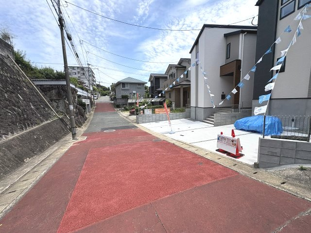 【その他】 | 福岡市南区寺塚2丁目1期　1号棟（全2棟）【仲介手数料無料・0円】 | 現地写真。前面道路です。