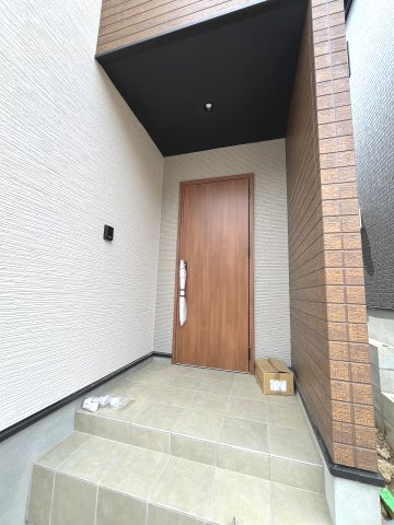 【玄関】 | 福岡市南区寺塚2丁目1期　1号棟（全2棟）【仲介手数料無料・0円】 | 施工例。施工例は完成時と異なる場合があります。