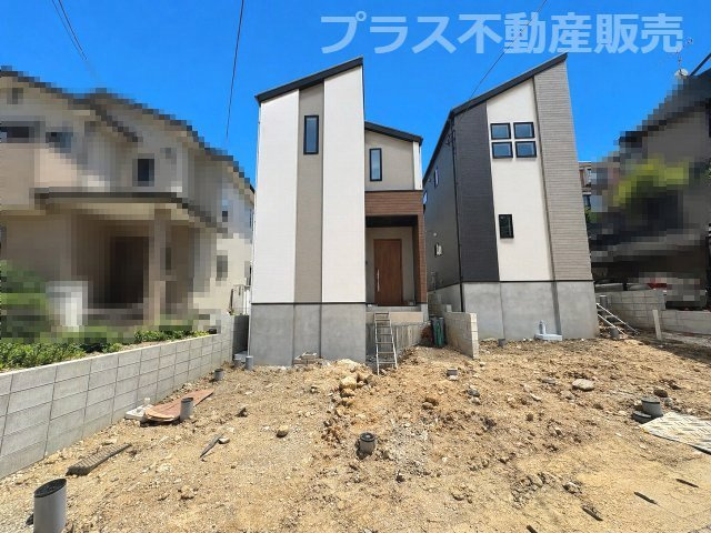【玄関】 | 福岡市南区寺塚2丁目1期　1号棟（全2棟）【仲介手数料無料・0円】 | 施工例。施工例は完成時と異なる場合があります。