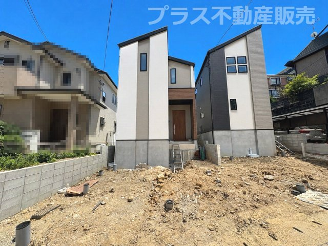 【玄関】 | 福岡市南区寺塚2丁目1期　1号棟（全2棟）【仲介手数料無料・0円】 | 施工例。施工例は完成時と異なる場合があります。