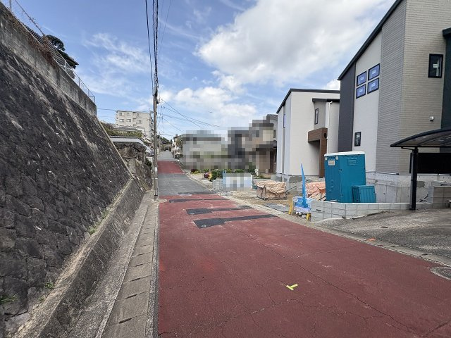 【その他】 | 福岡市南区寺塚2丁目1期　2号棟（全2棟）【仲介手数料無料・0円】 | 現地写真。前面道路です。