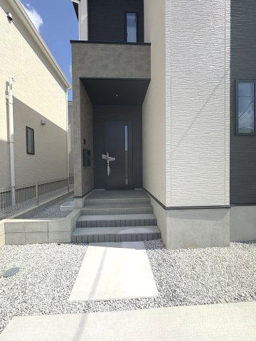 【玄関】 | 福岡市南区寺塚2丁目1期　2号棟（全2棟）【仲介手数料無料・0円】 | 施工例。施工例は完成時と異なる場合があります。