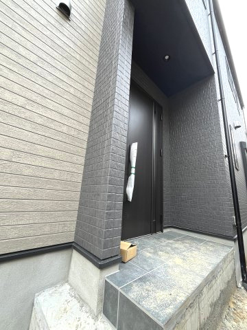 【玄関】 | 福岡市南区寺塚2丁目1期　2号棟（全2棟）【仲介手数料無料・0円】 | 施工例。施工例は完成時と異なる場合があります。