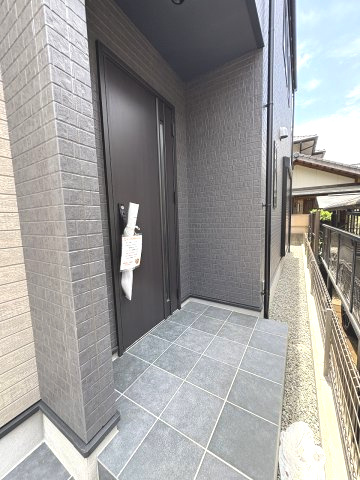 【玄関】 | 福岡市南区寺塚2丁目1期　2号棟（全2棟）【仲介手数料無料・0円】 | 現地写真。