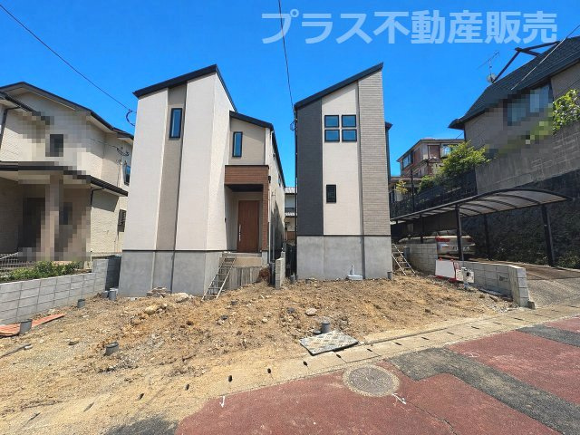 【玄関】 | 福岡市南区寺塚2丁目1期　2号棟（全2棟）【仲介手数料無料・0円】 | 施工例。施工例は完成時と異なる場合があります。