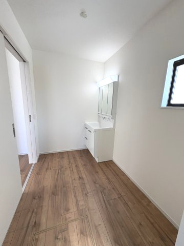 【洗面所】 | 福岡市南区寺塚2丁目1期　2号棟（全2棟）【仲介手数料無料・0円】 | 施工例。施工例は完成時と異なる場合があります。