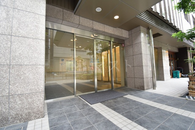 大阪市中央区瓦町１丁目の賃貸マンションのエントランス
