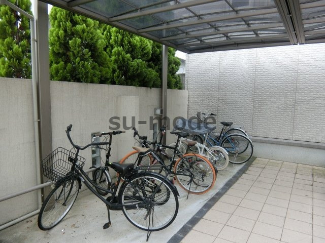 ルージュブリエの駐車場