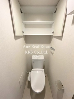 【トイレ】 | プレサンス南堀江 | 予備のトイレットペーパーや洗剤などを置ける棚が上部に！