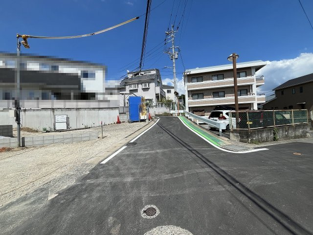 【その他】 | 福岡市東区舞松原5丁目　2号棟（全2棟）【仲介手数料無料・0円】 | 現地写真。前面道路です。