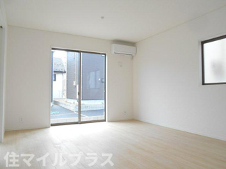 【居間・リビング】 | 二本松市郭内2丁目新築一戸建て6棟 | こちらのリビングで趣味の時間をお楽しみください