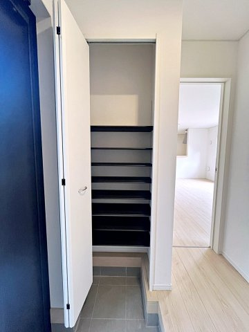新築戸建・新築建売　二本松市郭内第5　二本松北小・二本松第一中の収納|シューズボックスは可動式の棚でブーツなどのサイズにも対応！