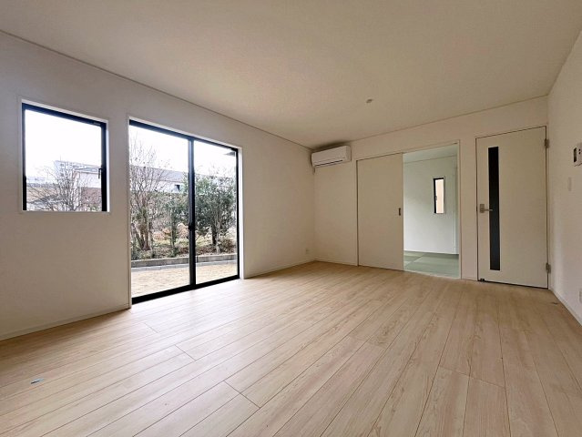 新築戸建・新築建売　二本松市郭内第5　二本松北小・二本松第一中の居間・リビング|LDKは和室の戸を開放すると合わせて20帖以上で更に開放的！