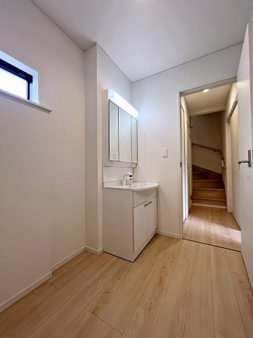 新築戸建・新築建売　二本松市郭内第5　二本松北小・二本松第一中の洗面所|三面鏡洗面台で朝の身支度もしやすい＆収納力も◎洗面台に物を置かずすっきり清潔に保つことができます！