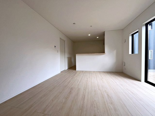 新築戸建・新築建売　二本松市郭内第5　二本松北小・二本松第一中の居間・リビング|16帖のLDKは南側の大きな窓から日差しが入り気持ちの良いくつろぎのスペースです！