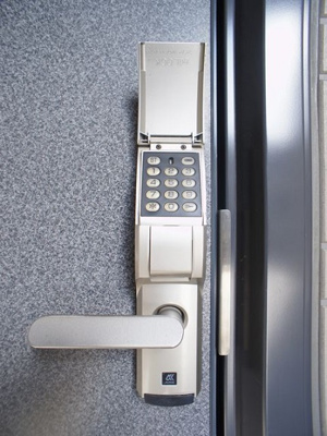 【その他】 | ヴィラクレールD | デジタルロックになります。