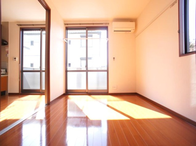 【居間・リビング】 | ヴィラクレールD | 2部屋採光☆快適に過ごせるエアコン付きです♪