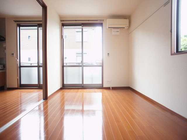 【居間・リビング】 | ヴィラクレールD | 2部屋採光☆快適に過ごせるエアコン付きです♪