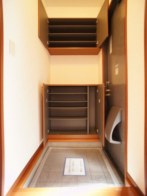 【玄関】 | ヴィラクレールD | たくさん収納できるシューズボックスが付いています♪