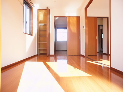 【居間・リビング】 | ヴィラクレールD | 便利な収納付きです♪