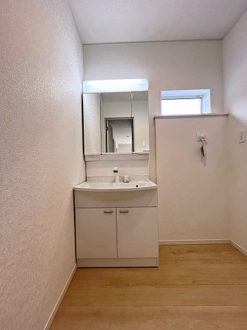 新築戸建・新築建売　二本松市郭内第5　二本松北小・二本松第一中の独立洗面台|三面鏡洗面台で朝の身支度もしやすい＆収納力も◎洗面台に物を置かずすっきり清潔に保つことができます！