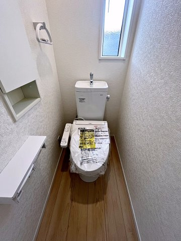 新築戸建・新築建売　二本松市郭内第5　二本松北小・二本松第一中のトイレ|白を基調としており小窓で換気ができるので清潔感のある空間。ペーパーホルダーが2つあるのも便利です！