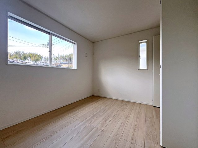 新築戸建・新築建売　二本松市郭内第5　二本松北小・二本松第一中の洋室|6帖の洋室は北側の窓から一定した柔らかい光が入り、PC作業や読書などにも最適なお部屋です！