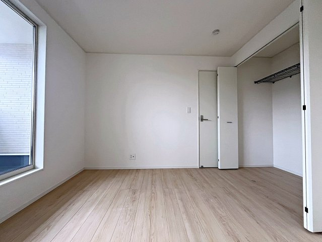 新築戸建・新築建売　二本松市郭内第5　二本松北小・二本松第一中の洋室|バルコニーに面しており南側の窓から太陽の日差しが入る明るいお部屋です！