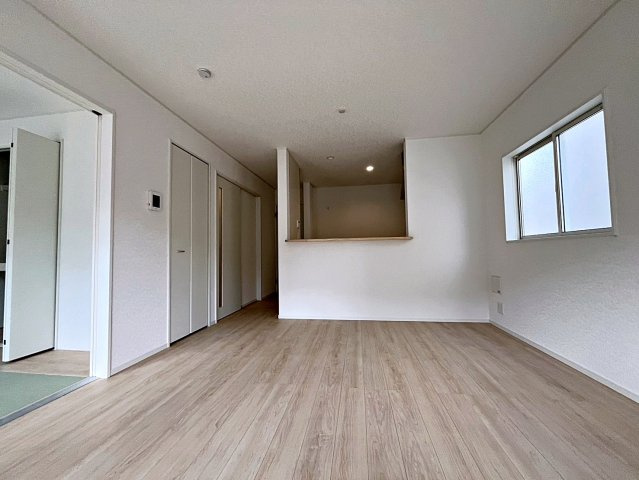 新築戸建・新築建売　二本松市郭内第5　二本松北小・二本松第一中の居間・リビング|15帖のLDKは隣の和室と合わせると20.2帖の開放的な空間！ゆったりスペースは家族団らんの場！