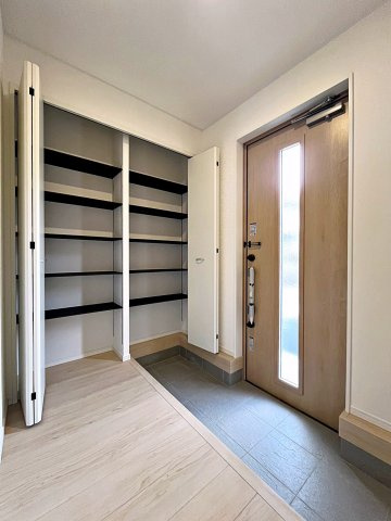 新築戸建・新築建売　二本松市郭内第5　二本松北小・二本松第一中の玄関|大容量のシューズボックスがあり収納豊富な玄関スペース。玄関ドアから日差しが入り明るいです！