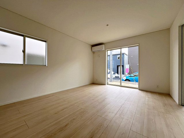 新築戸建・新築建売　二本松市郭内第5　二本松北小・二本松第一中の居間・リビング|南側の大きな窓から日差しが入り明るいリビングはご家族皆さんの憩いの場です！