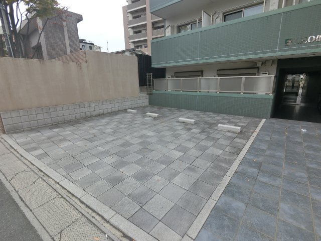 レオ伍拾番館の駐車場