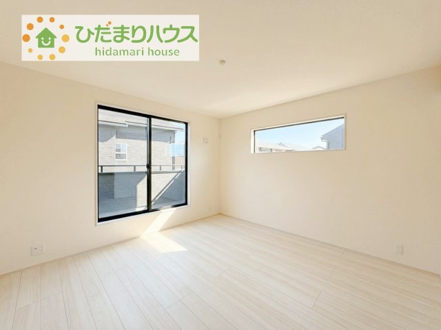 【寝室】 | かすみがうら市下稲吉2期　新築戸建　5号棟 | 大きなベッドを置いても余裕の広さの主寝室♪