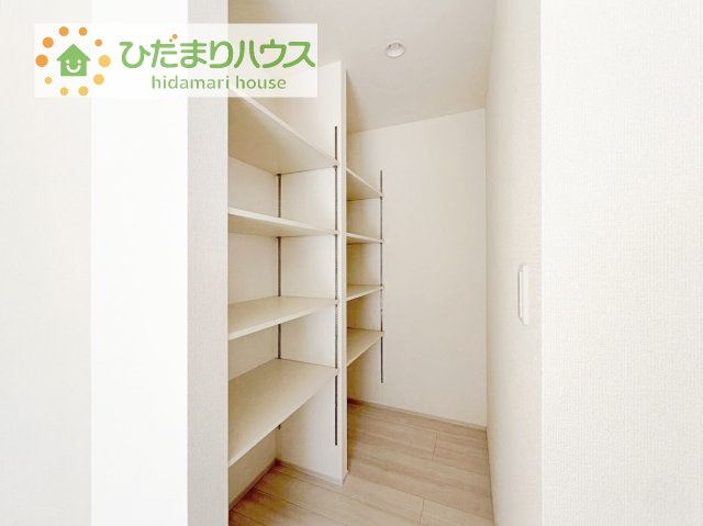 【収納】 | かすみがうら市下稲吉2期　新築戸建　5号棟 | キッチン横のパントリー収納は、非常時の飲食物のストックもしっかりできますね♪