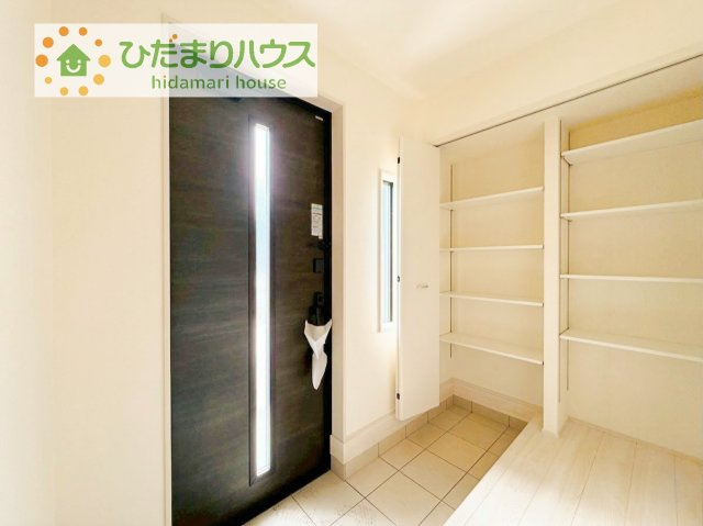 【玄関】 | かすみがうら市下稲吉2期　新築戸建　5号棟 | 家族の靴をたっぷり収納！大型シューズクローゼット付き(^^♪