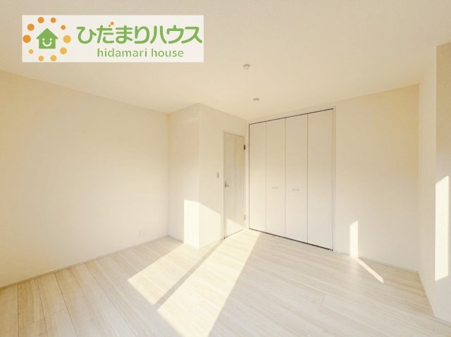 【寝室】 | かすみがうら市下稲吉2期　新築戸建　6号棟 | 広めの主寝室は、ベッドの他にもパソコンデスクやドレッサーなども置けちゃいます(*^-^*)