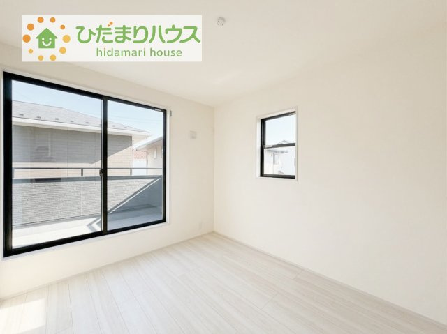 【洋室】 | かすみがうら市下稲吉2期　新築戸建　6号棟 | バルコニーに面した明るい洋室☆彡