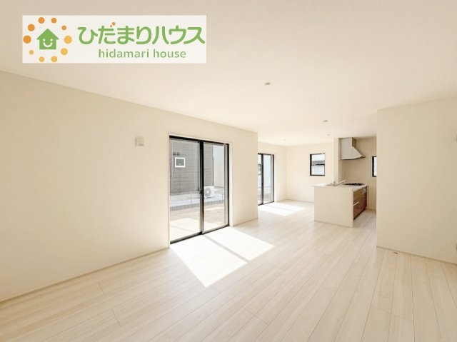 【居間・リビング】 | かすみがうら市下稲吉2期　新築戸建　6号棟 | リビングの大きな窓からは、暖かな日の光が降り注ぎます・・・
