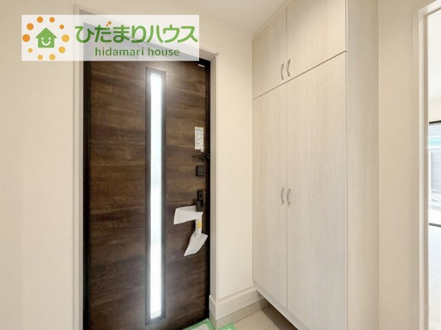 【玄関】 | かすみがうら市下稲吉2期　新築戸建　6号棟 | 玄関が広いので親子で並んで仲良く靴が履けますね(^^)/