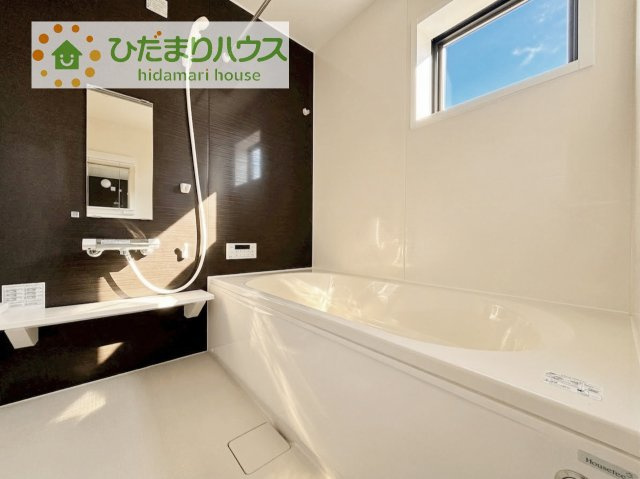 【浴室】 | かすみがうら市下稲吉2期　新築戸建　6号棟 | 何歳まで一緒に入ってくれるだろうか・・・。
広いお風呂は、お子様と一緒に入るバスタイムがより楽しくなります。