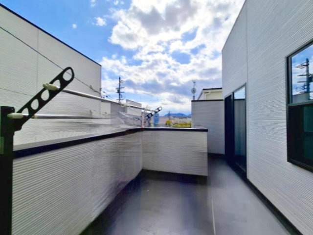 売中古戸建　静岡市葵区千代田７丁目のバルコニー|2WAYバルコニー。端から端まで陽の光があたります。たくさん洗濯物が干せますね♪