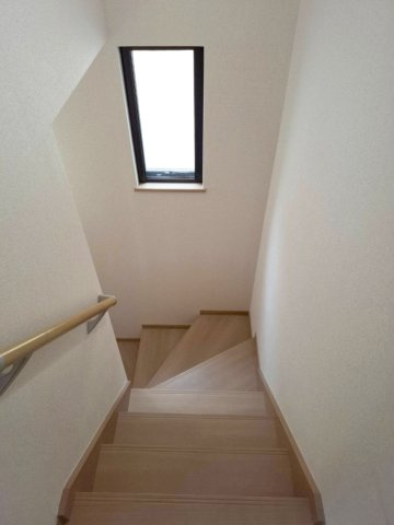 売中古戸建　静岡市葵区千代田７丁目のその他|階段にも窓があり日中の自然光による明るさを確保します。開放感も感じられますね！
