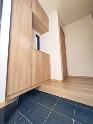 売中古戸建　静岡市葵区千代田７丁目の玄関|玄関たたきがあるので外からの土埃が部屋の中に入りにくくなりますね。玄関周りに収納がたくさんあります。