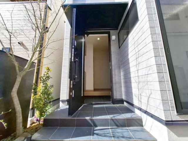 売中古戸建　静岡市葵区千代田７丁目の玄関|軒天があるので出入りの際は陽射しや風や雨よけができます。