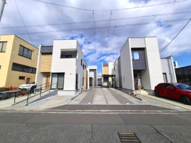 売中古戸建　静岡市葵区千代田７丁目の前面道路含む現地写真|道路から家が離れている分静か。 通行人や車の視線が届きにくくプライバシーが確保しやすいです。