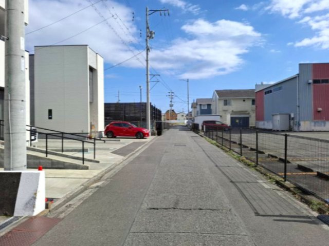 売中古戸建　静岡市葵区千代田７丁目の周辺|周辺道路：道幅があるので駐車のストレスが軽減され、来客時にも便利です。