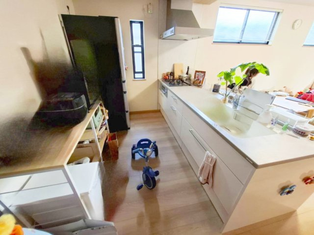 売中古戸建　静岡市葵区千代田７丁目のキッチン|対面式で家族と会話をしながら料理を楽しめ、リビングを見渡せる開放的な空間となっております。