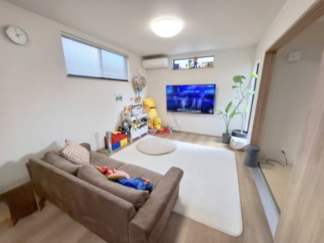 売中古戸建　静岡市葵区千代田７丁目の居間・リビング|17.3帖のLDKでゆったりとお過ごしいただけます。隣が和室で客間など多目的にお使いいただけます。